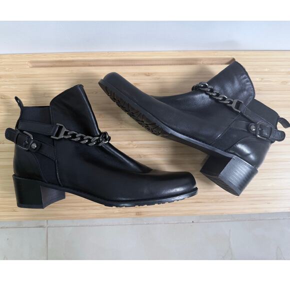 STUART WEITZMAN OnTheStreet supple black leather chainlink pull on moto boots - Picture 2 of 12
